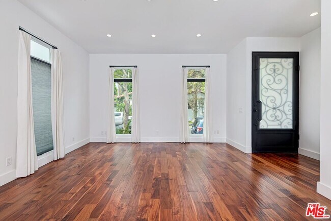 Foto del edificio - 7270 Waring Ave