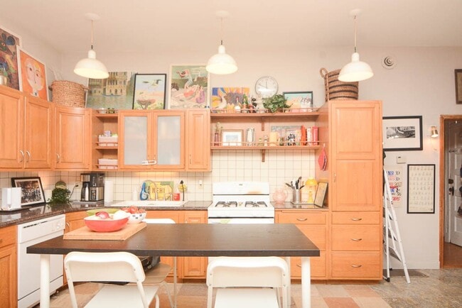 Building Photo - 945 N Hoyne Ave