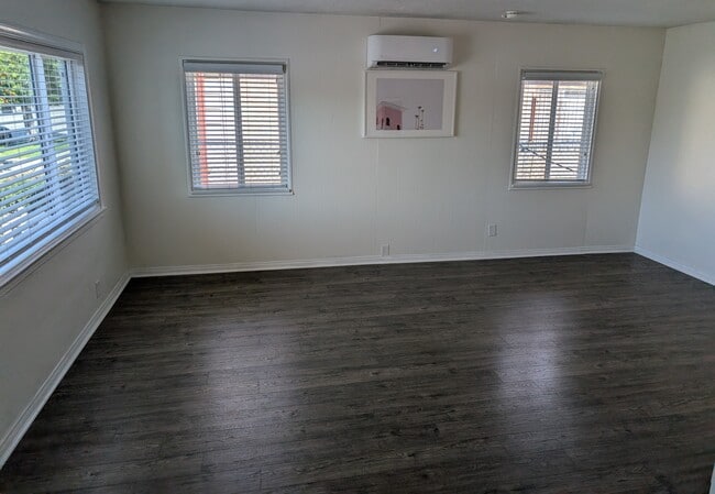 Bright space with a great cross-breeze - 4828 Sawtelle Blvd