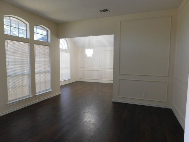 Foto del edificio - 624 Elm Falls Pl