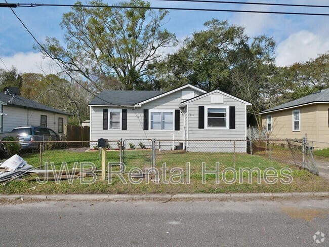 Building Photo - 916 Detroit St