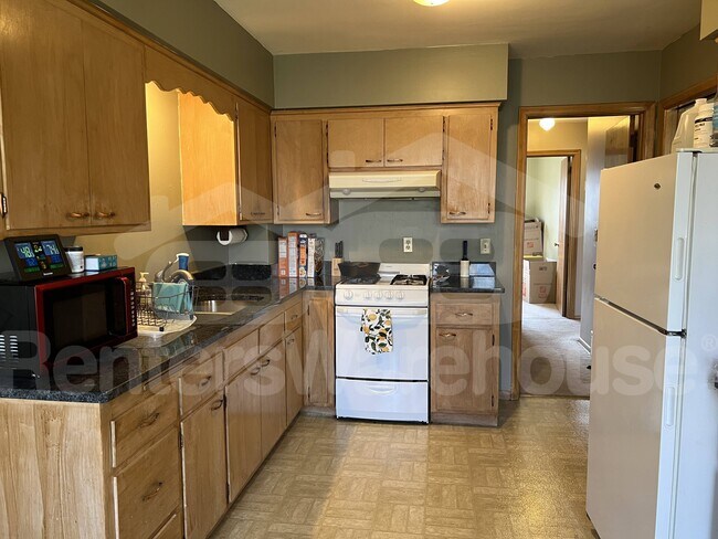 Building Photo - 405 Monroe Pl