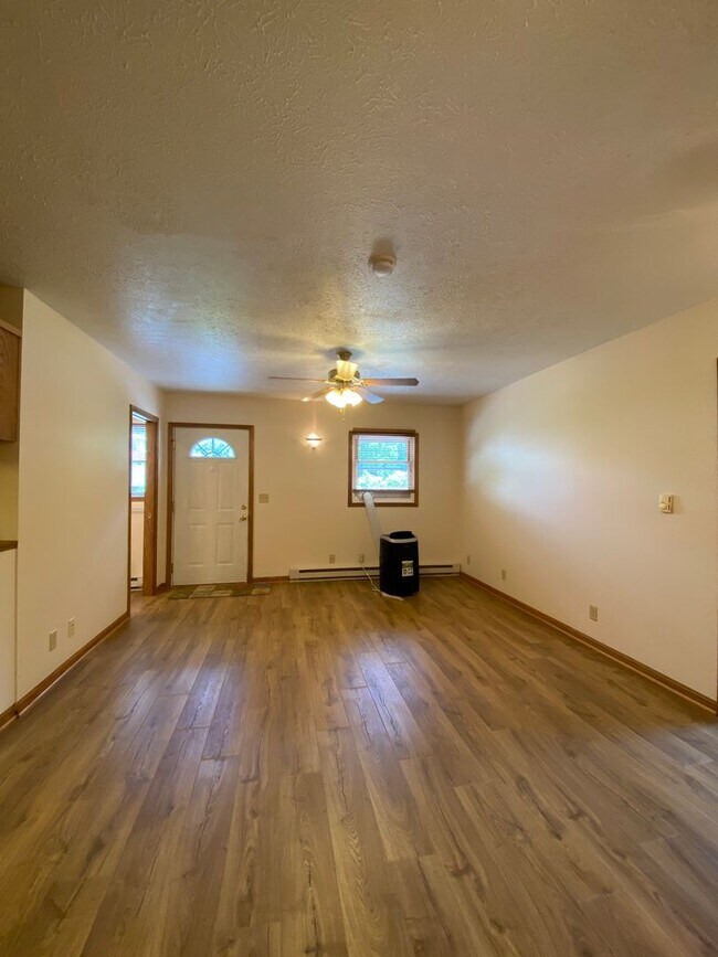 Building Photo - 1 Bedroom Apartment with ALL appliances