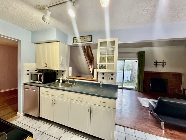 Building Photo - 197 Lake St