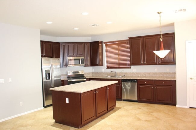 Building Photo - Large 4 bedroom home in Power Ranch