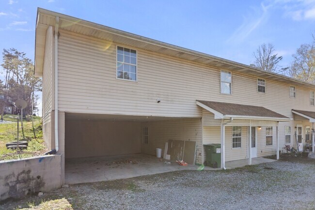 Building Photo - 300 Cross Creek Rd