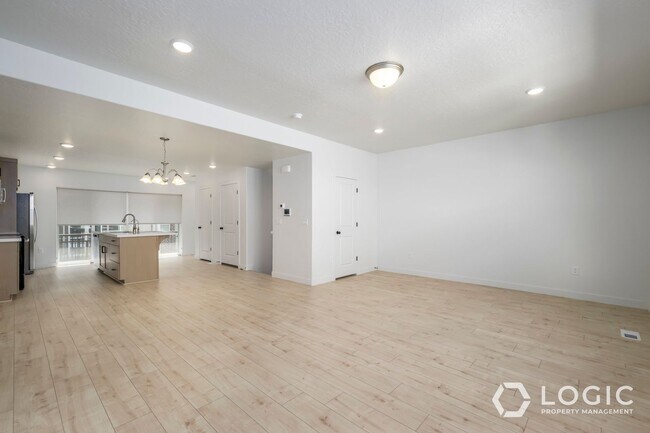 Building Photo - Beautiful Townhome in Herriman UT