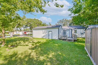 Building Photo - 1102 W Hart Ave