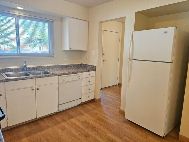 Building Photo - Southeast Reno Townhome - Close to Everyth...