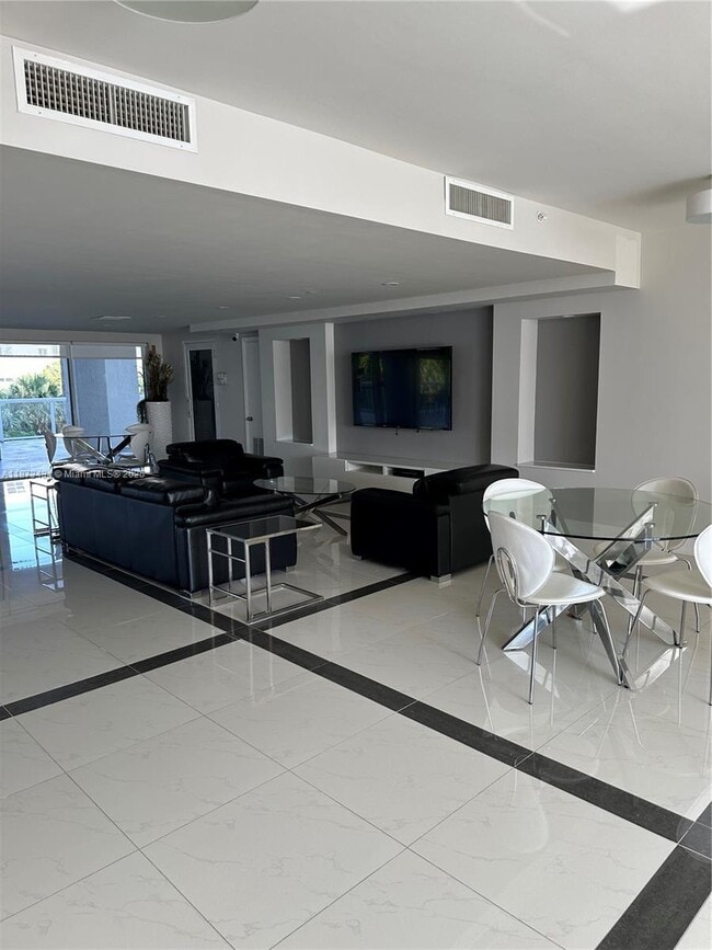 Foto del edificio - 17050 N Bay Rd