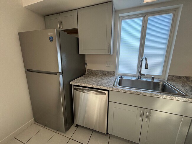Building Photo - 2248 Madrona Dr SE