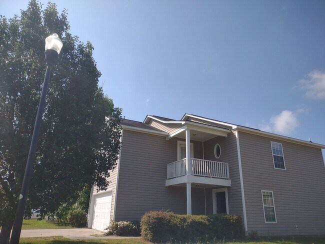 Foto del edificio - Wonderful Four Bedroom Home in Northeast C...