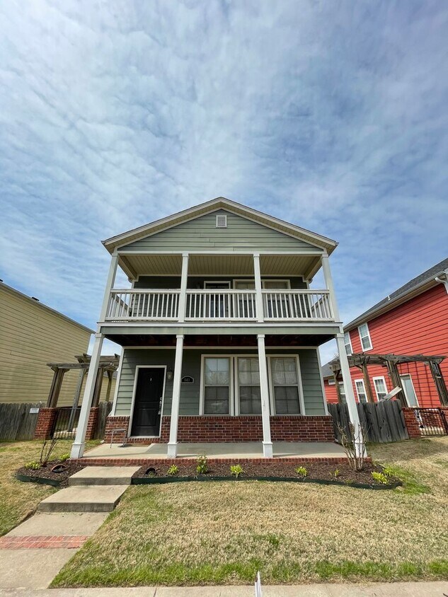 Building Photo - 3 bedroom 2 bath row home