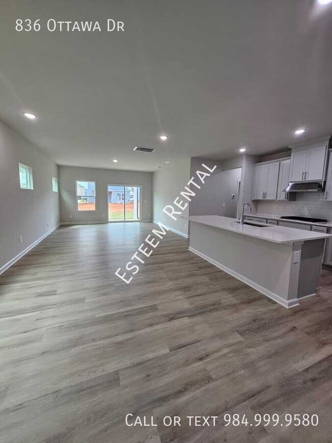 Building Photo - 836 Ottawa Dr