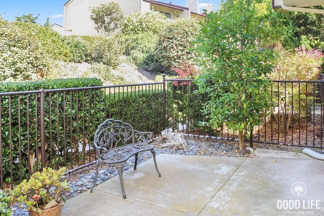 Foto del edificio - Beautiful 2B/2.5BA Townhome w/ Attached Ga...