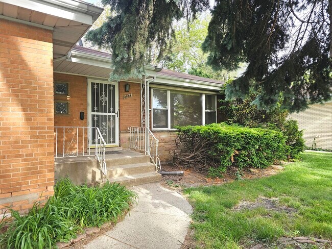 Foto del edificio - 8823 Mango Ave