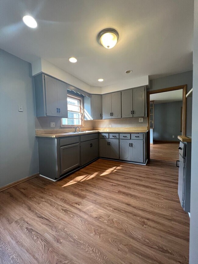 Building Photo - 3 bedroom, 2 bathrooms, 2 car garage-Ranch...