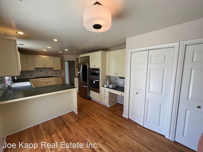 Building Photo - 3 br, 2.5 bath House - 174 N Pacific Ave.