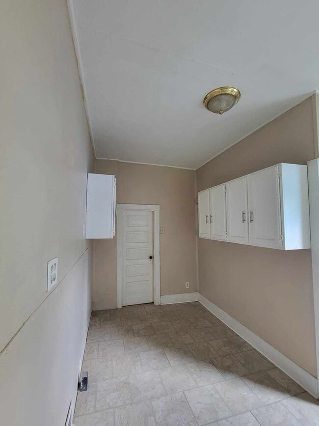 Building Photo - Spacious 3 bedroom located in North Toledo