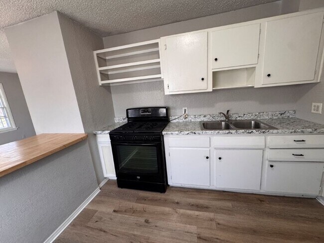 Foto del edificio - 2 bed 1 bath in Okc1 New paint and ready for move in!