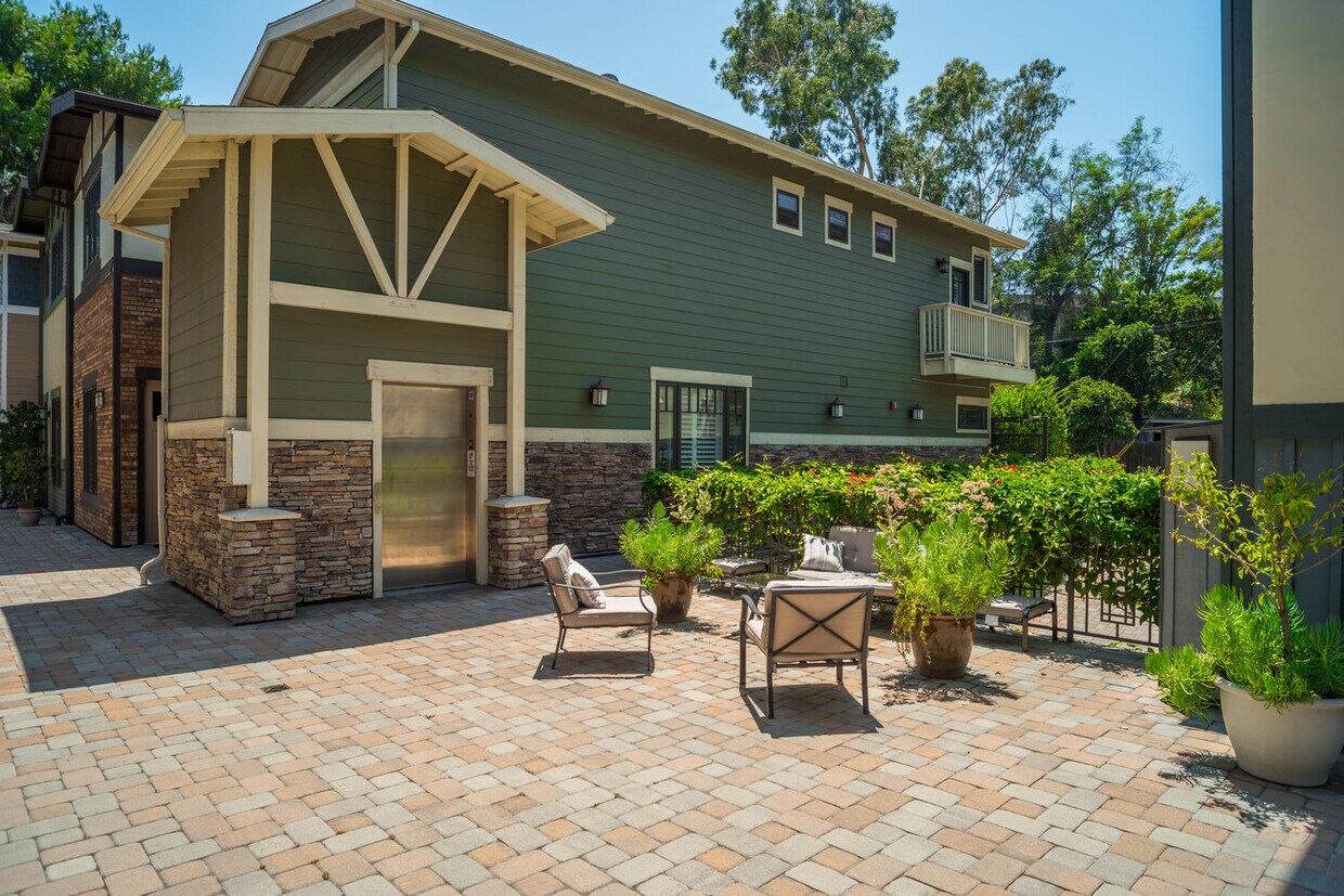 Primary Photo - 2020 Holly Dr