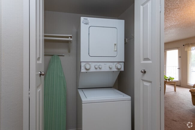 2BR, 1BA - 1000 SF - Colony Hills Apartments