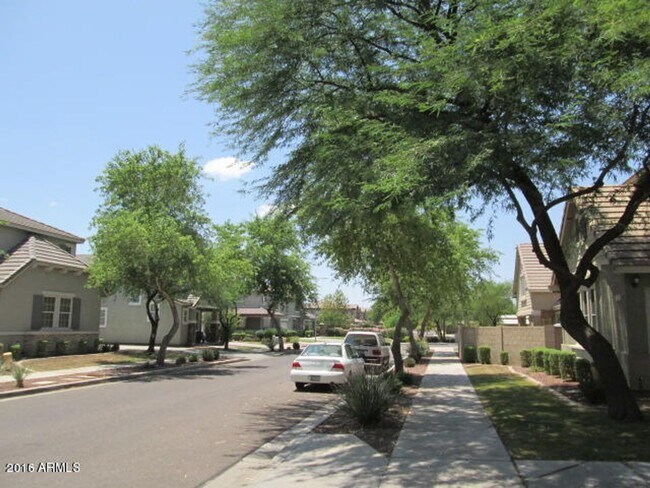 Building Photo - Charming 3 bed home with loft and 2 car at...