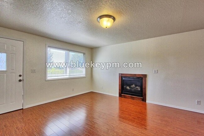 Building Photo - $1545 Month    2 Bed, 1 Bath Condo Living Downtown Vancouver on 33rd and Kauffman