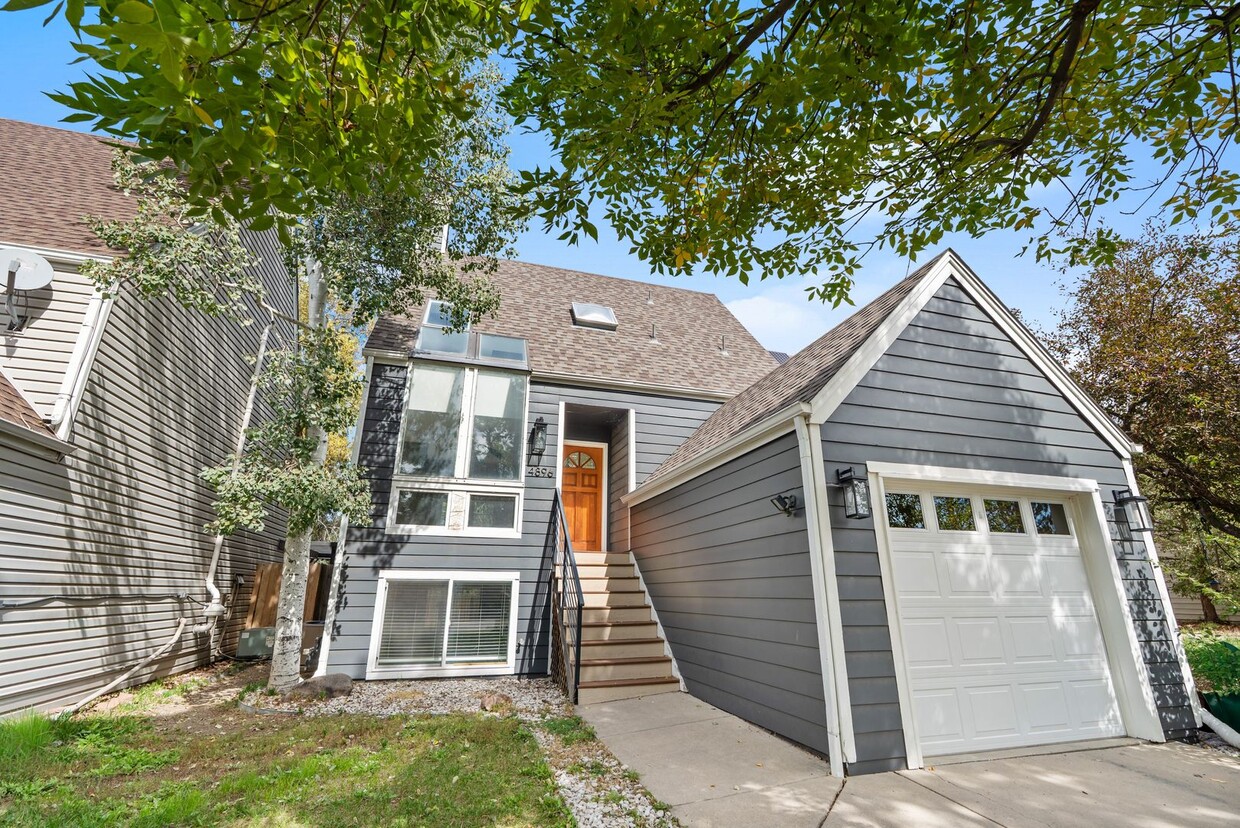 Foto principal - 3-bedroom, 2.5 bathroom home across the street from Twin Lakes