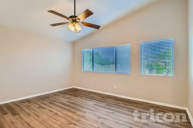 Foto del edificio - 15028 W Honeysuckle Ln
