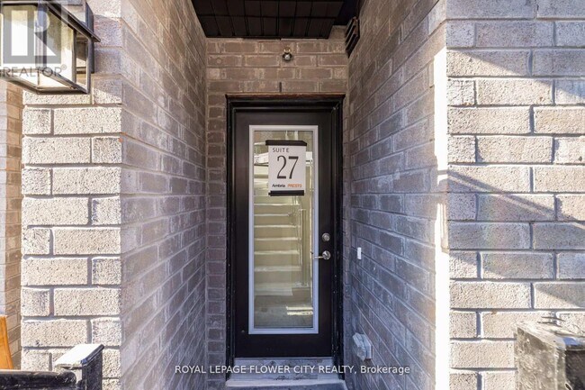Photo du bâtiment - 245-245 McLevin Ave