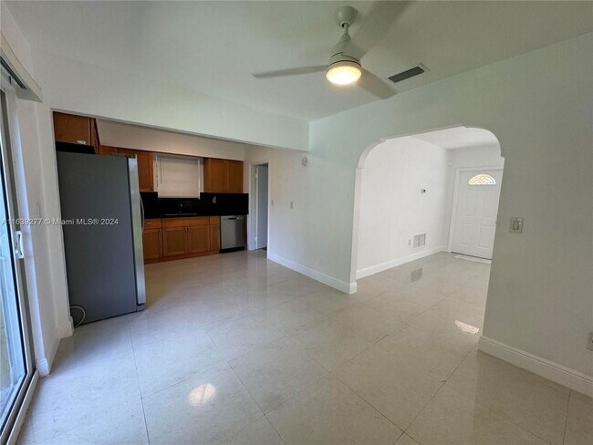 Foto del edificio - 13824 NE Miami Ct
