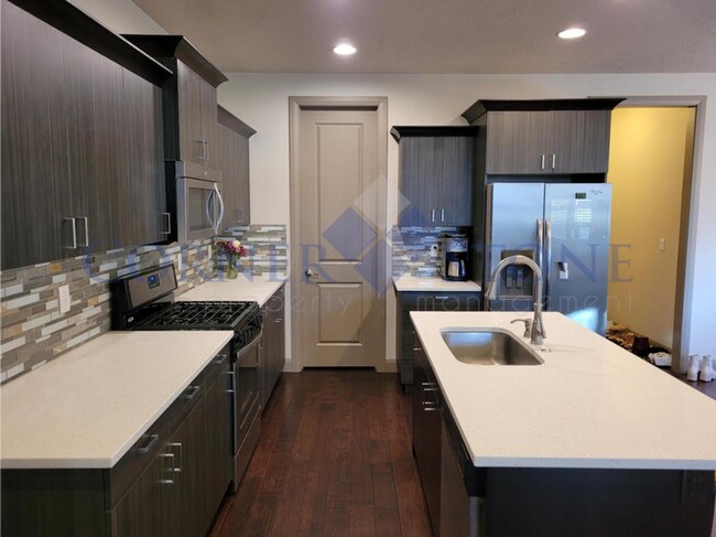 Foto del edificio - FIRST MONTH RENT FREE! Stunning Home Close...