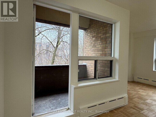 Building Photo - 206 - 325A JAMES STREET S
