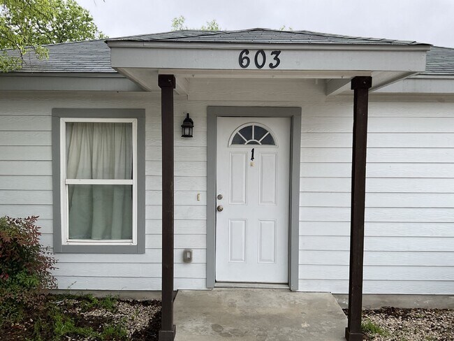 Foto del edificio - 2/1 home in Government Hill Area