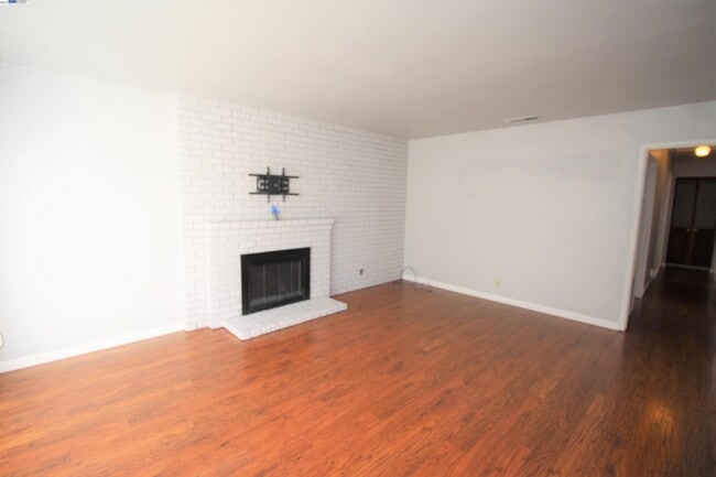Building Photo - 1777 Vía Toyon