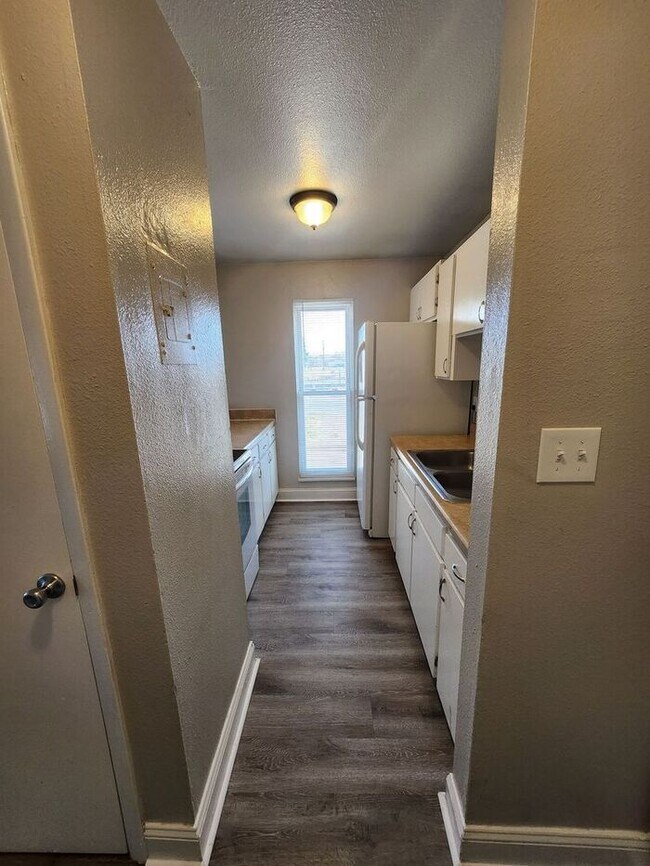 Foto del edificio - Updated 2-Bed, 1-Bath Apartment – On-Site Laundry | Move-In Special: Get 50% Off Your First Month...
