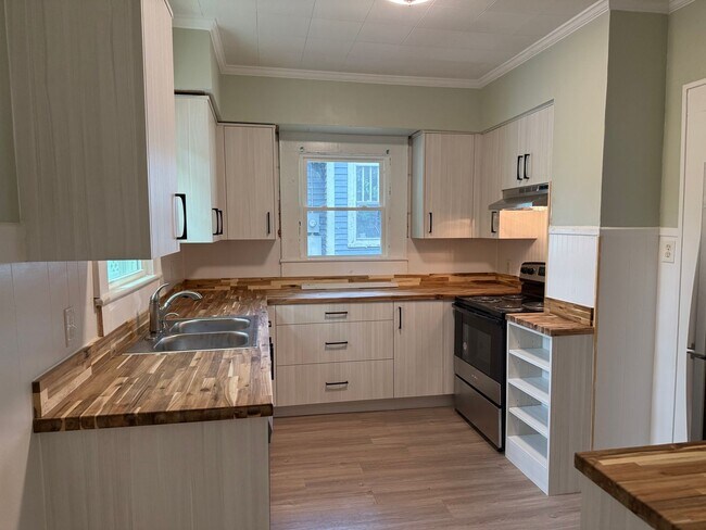 Foto del edificio - Remodeled 2BR convenient to UNCG-Lawn Serv...