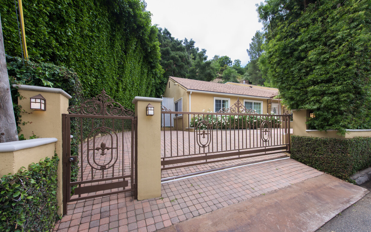 Primary Photo - 2563 Hutton Dr
