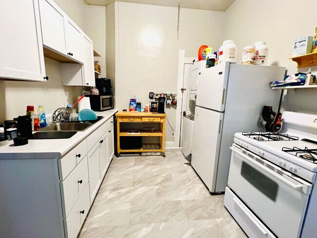 Foto del edificio - NEW KITCHEN & BATH REMODEL! Available Augu...