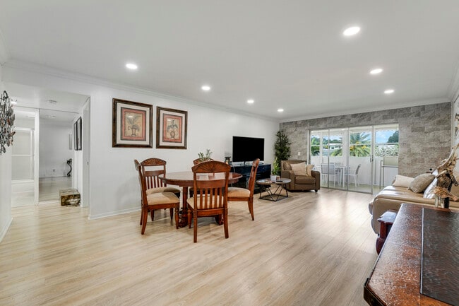 Building Photo - 14849 Cumberland Dr