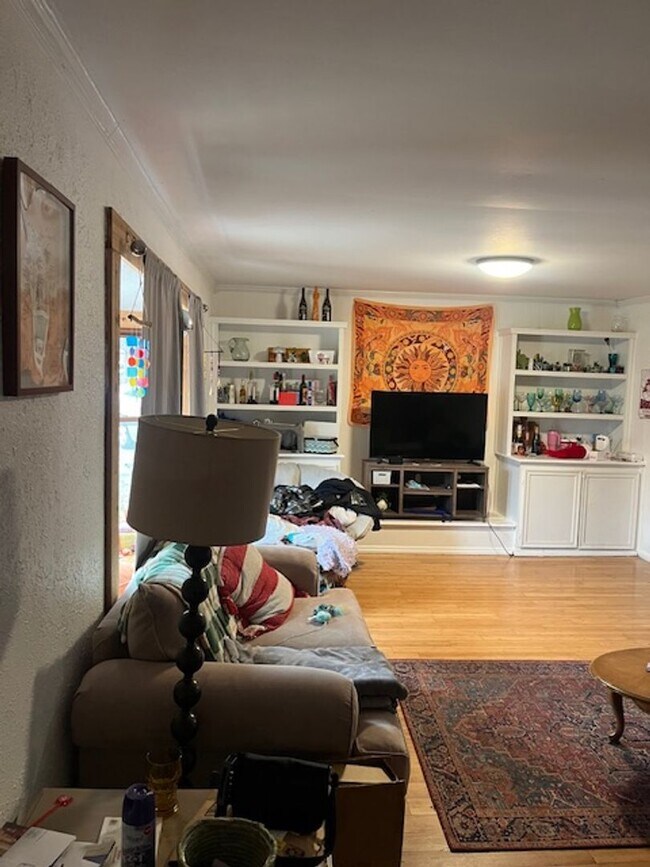 Foto del edificio - 5 bedroom, 3 bath home- Available August 2026!