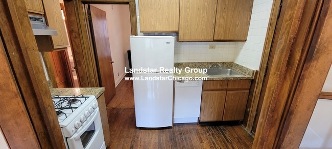 Building Photo - 2337 N Geneva Terrace