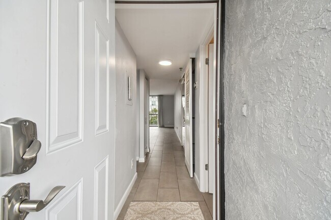 Foto del edificio - Charming 1 Bed, 2 Bath Condo in the Vibran...