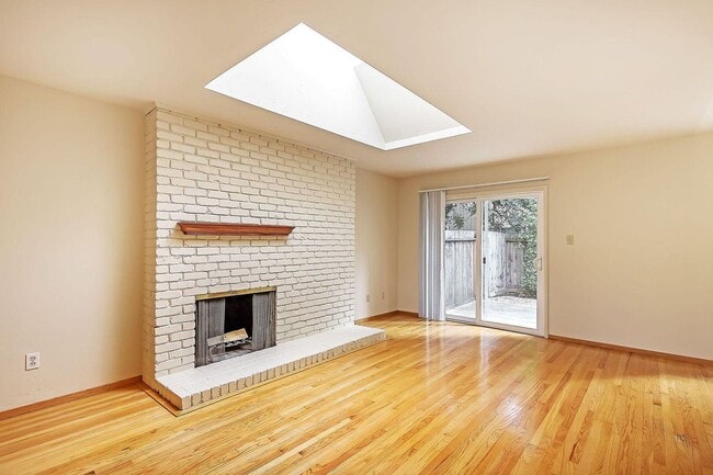 Building Photo - Lovely 2BR 1BA Duplex in Desirable Area in Redwood City