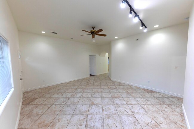 Foto del edificio - 4 bedroom home with pool walking distance ...