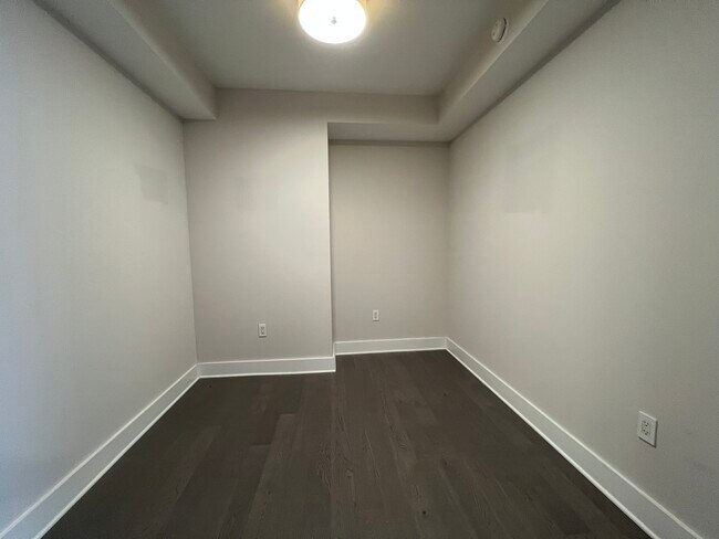 Den - 4960 Fairmont Ave