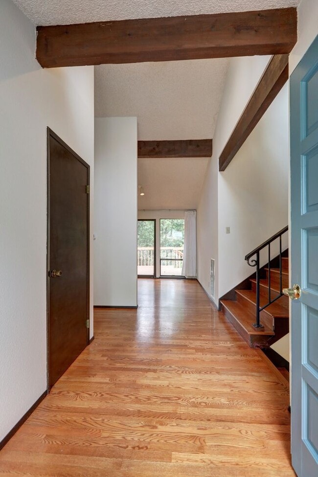 Building Photo - Spacious 4BR 2.75BA Tri-level home in quie...