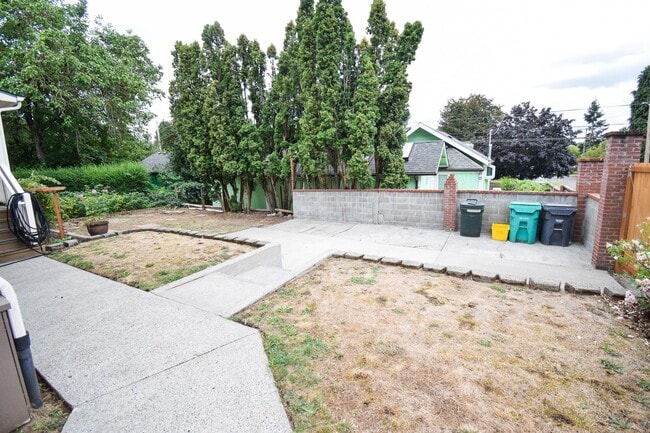 Building Photo - Beautiful 4 Bedroom 2 Bath Home in NE Port...