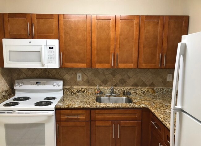 Newly renovated kitchen w/Granite counter tops - 11311 SW 200th St